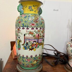 Colorful Porcelain Vase with Intricate Design (lamp)